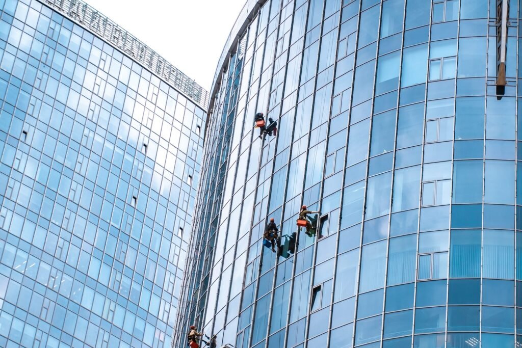 Façade vitrée de bâtiment en cours de nettoyage
